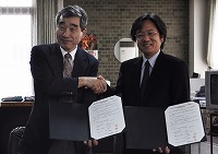 友好協定締結　左：中山学長　右：平井代表取締役