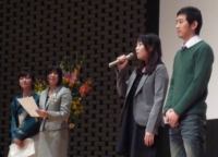 開幕式であいさつする日韓学生代表